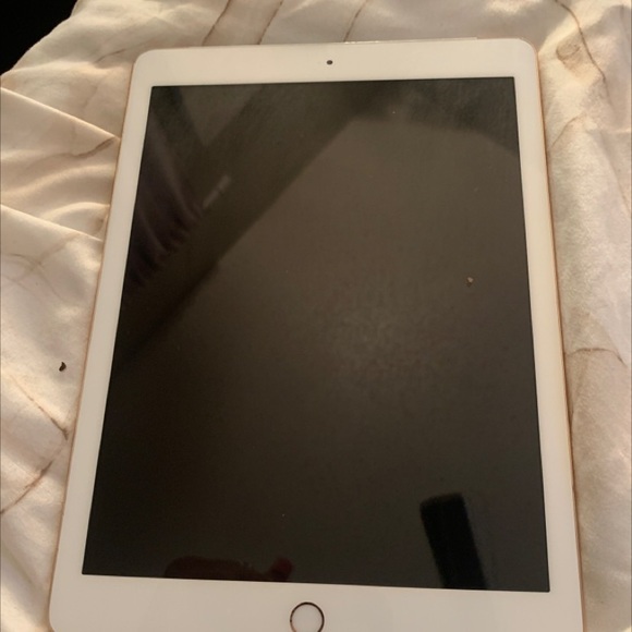 Hello! 6th Gen Ipad for sale! Was immediately replaced upon purchase by a gift! - Picture 2 of 2